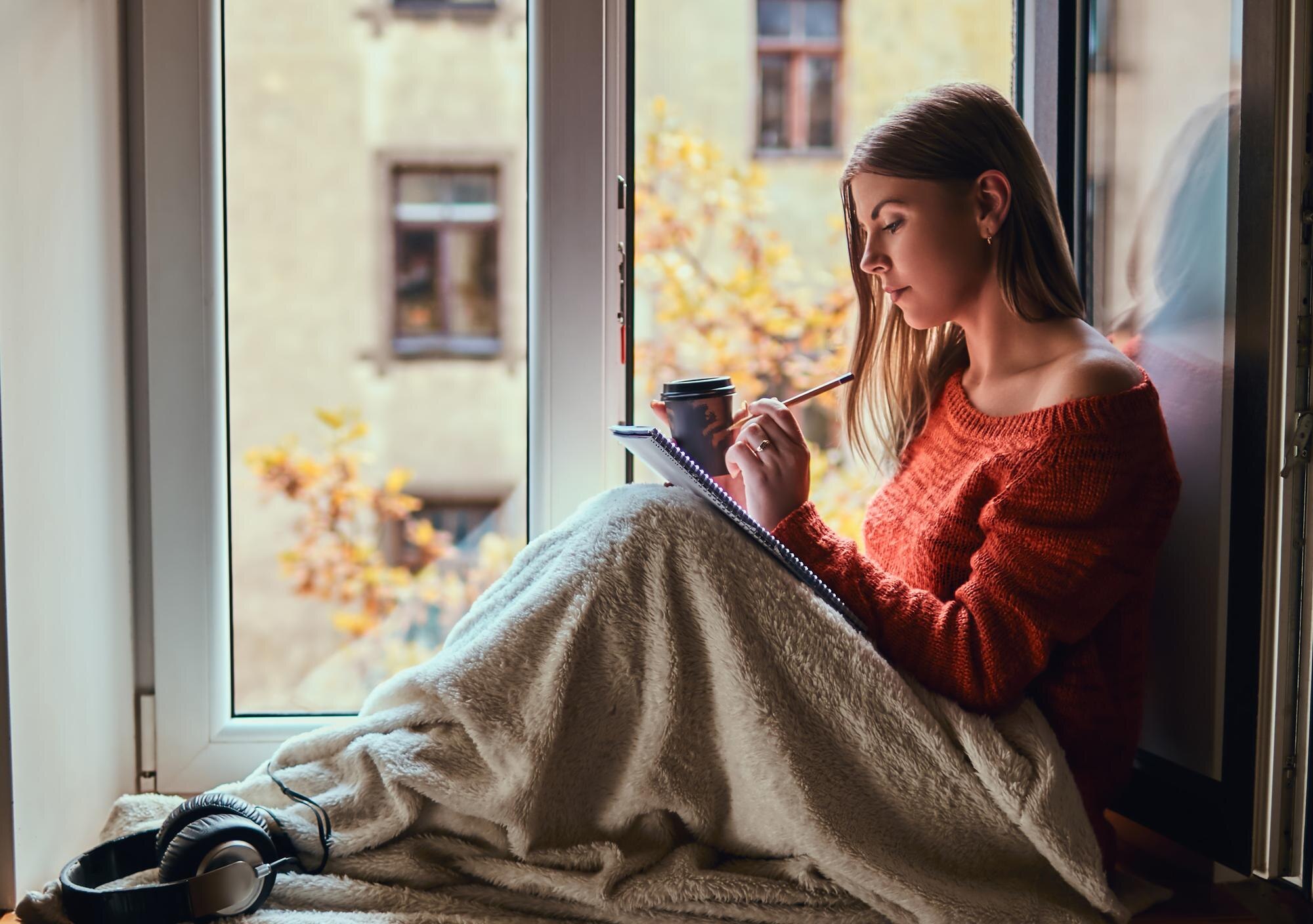 Persona descansando junto a la ventana